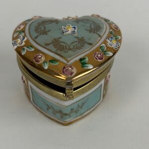 Vintage hinged trinket box, floral blue